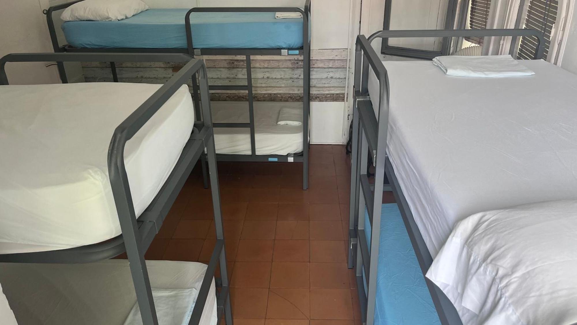 Cama en habitación compartida de 6 camas