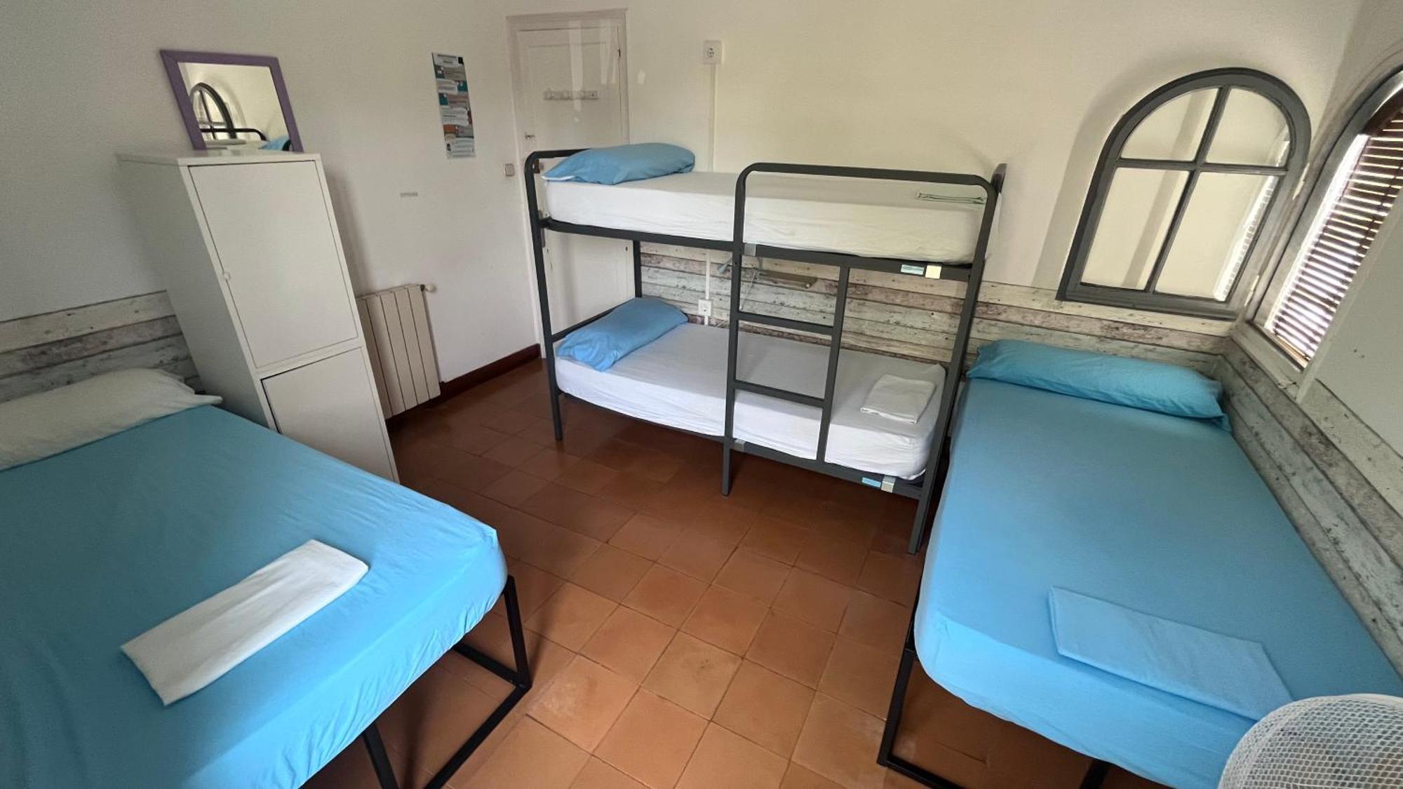Cama en habitación femenina compartida de 4 camas